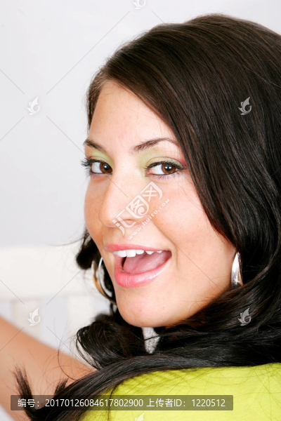 性感的女人坐在椅子上