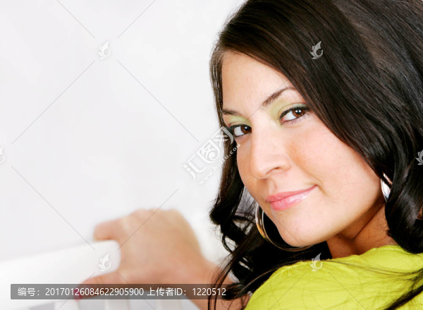 性感的女人坐在椅子上
