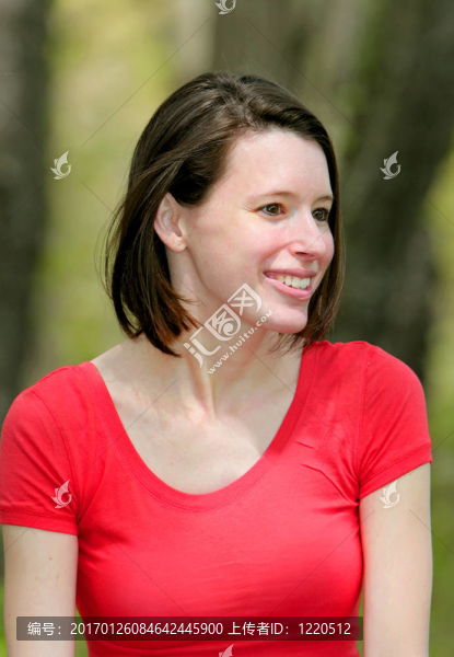 微笑的女人在紅色