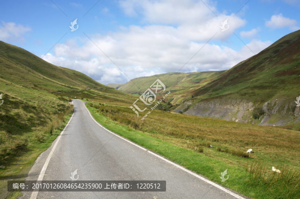 狹窄的單車道的鄉(xiāng)村公路附近，在英國威爾士cymystwyth。