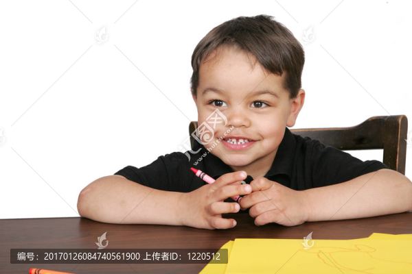 在一張桌子上工作的男孩