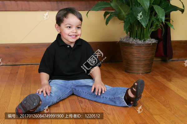 快樂的小男孩坐著