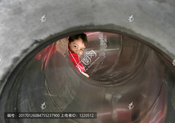 在管上玩的男孩