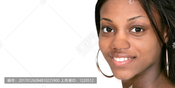 微笑的非洲裔美國(guó)婦女