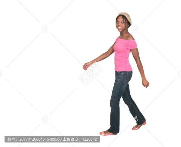 穿粉紅色衣服穿過白色背景的女孩