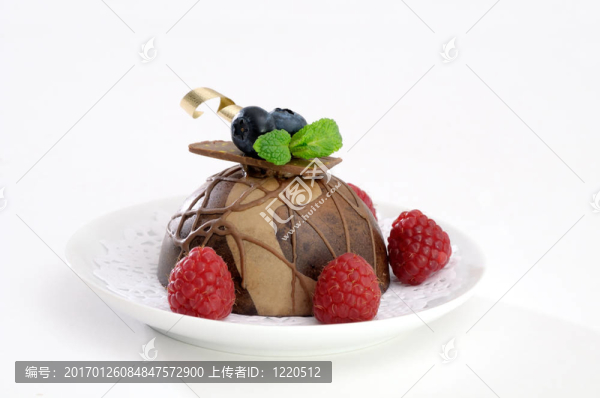 水果和巧克力蛋糕