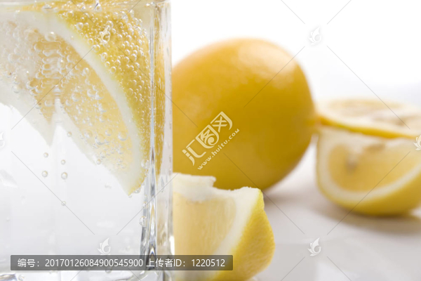 蘇打水和檸檬