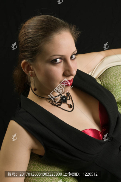哥特女孩在沙發(fā)上-匯圖網(wǎng) www.fosd68.com 哥特女孩在沙發(fā)上