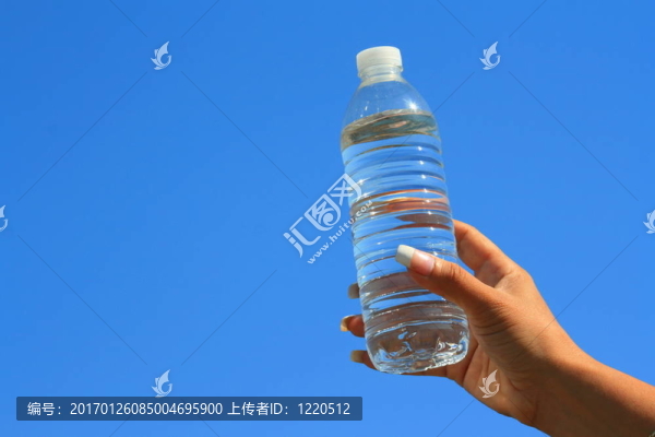 女子手持水瓶