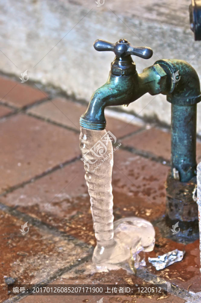 凍結(jié)滴水的龍頭
