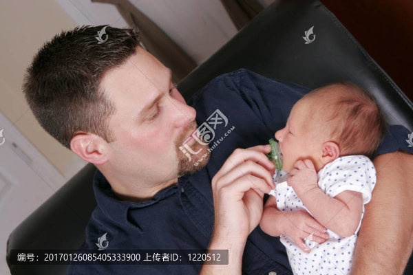 成年男子與新生嬰兒