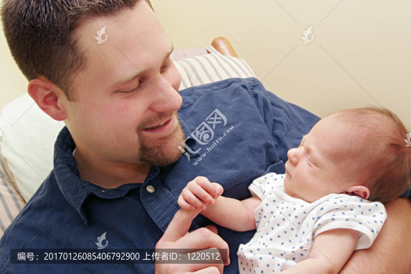 成年男子與新生嬰兒