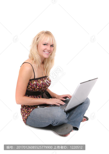 女孩在筆記本電腦