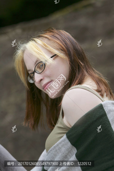 女人在戶外-匯圖網(wǎng) www.fosd68.com 女人在戶外