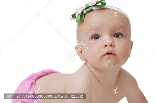 尿布上的小女孩