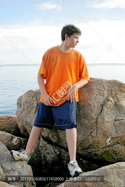 巖石上的男孩