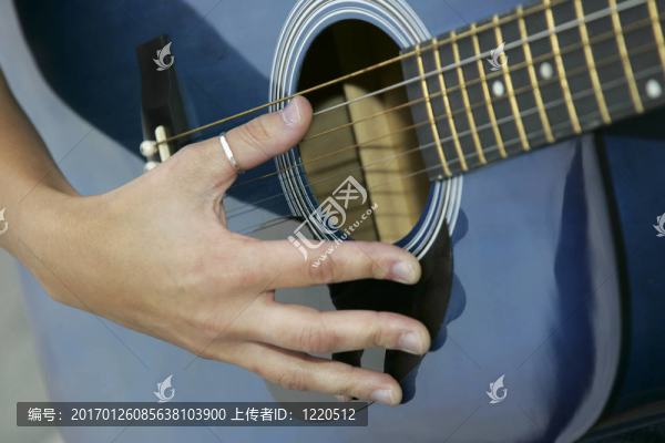 彈吉他