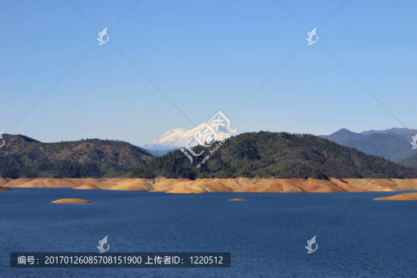 沙斯塔湖下面山。