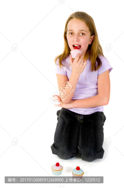 女孩正在吃花式蛋糕