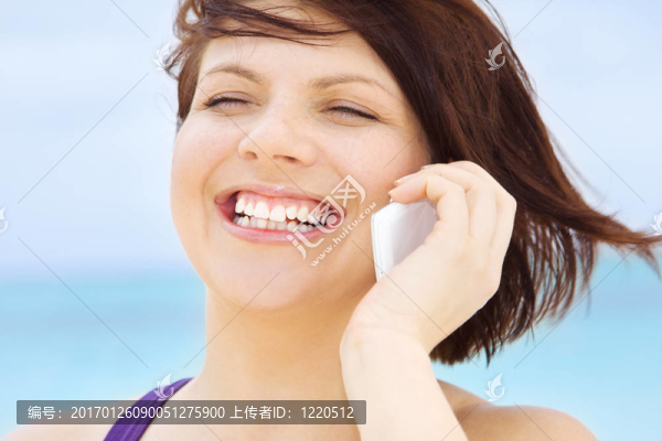 幸福的女人用白色的電話(huà)