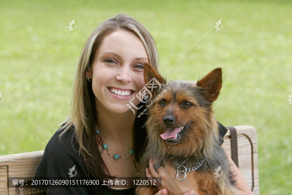 公園里的女人和狗