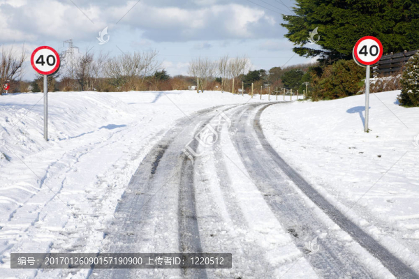 鄉(xiāng)間小路上的雪跡和40英里的標(biāo)志。