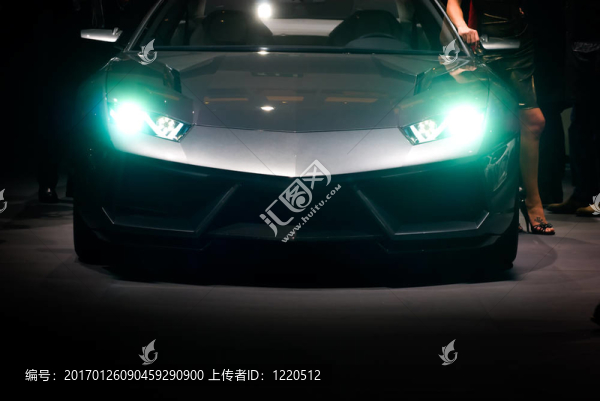 前視圖的豪華體育轎車孤立的黑色