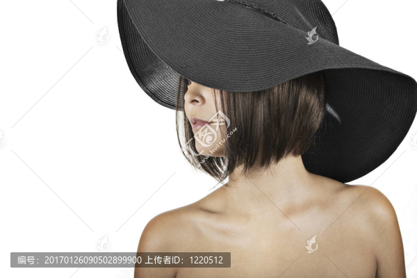 戴黑帽子的女人