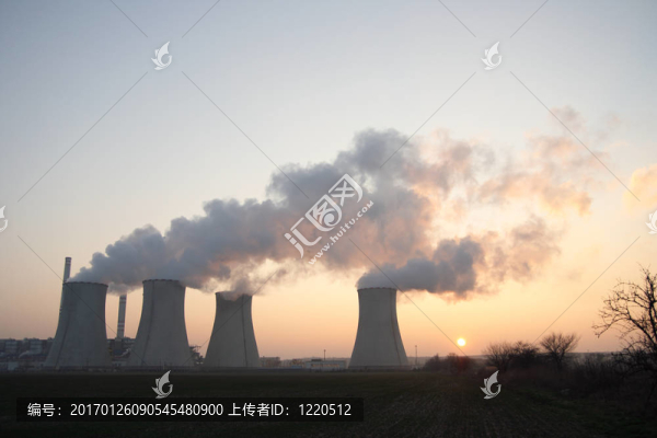 日落時的煤電廠