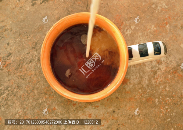 加奶油的咖啡