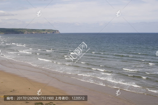 溫柔的浪花拍打海灘