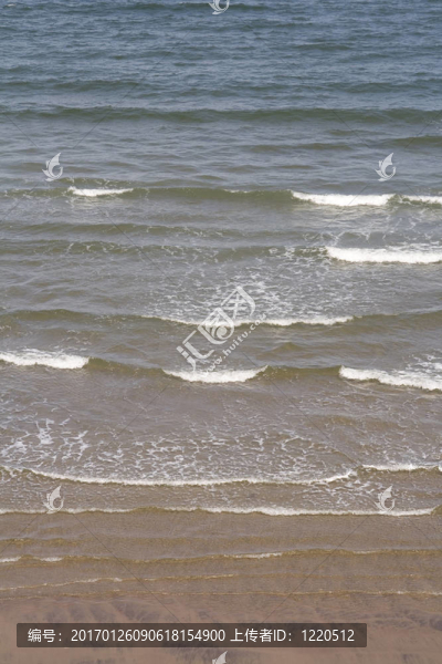 溫柔的浪花拍打海灘