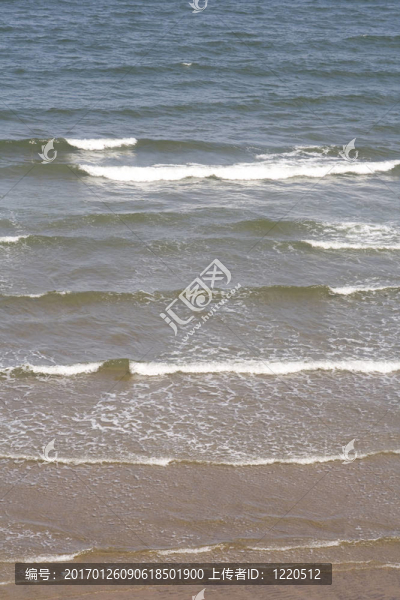 溫柔的浪花拍打海灘