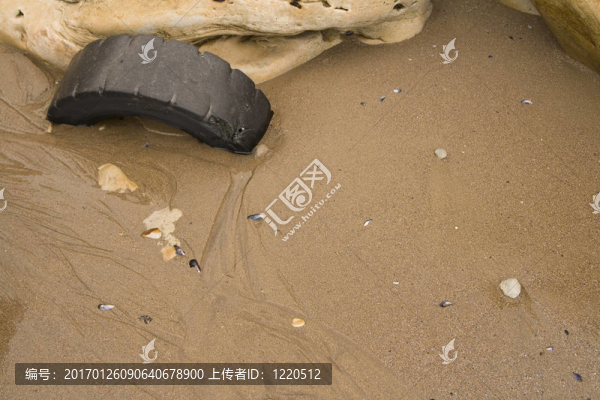 海灘上的輪胎