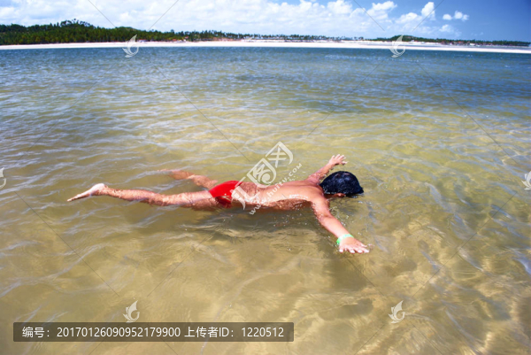 在水晶海中游泳