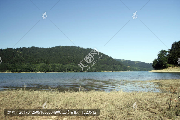 山上的湖
