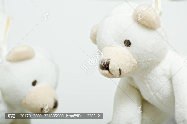 微笑的小泰迪熊掛在手機上