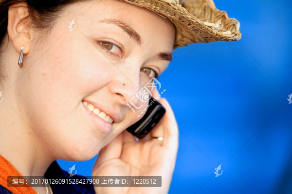 女孩在一個(gè)cellpho
