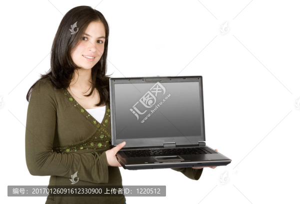 女孩手上拿著筆記本電腦微笑