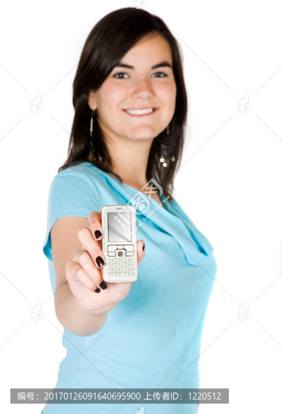 漂亮女孩展示她的手機
