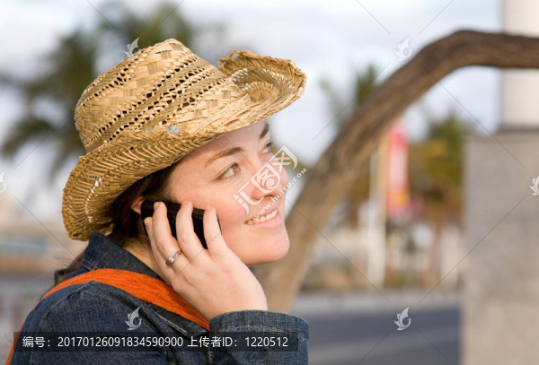 戶外休閑女孩手機(jī)