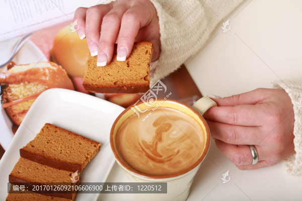 小突破-咖啡和蛋糕