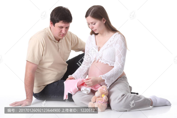 情侶等待嬰兒看嬰兒服裝
