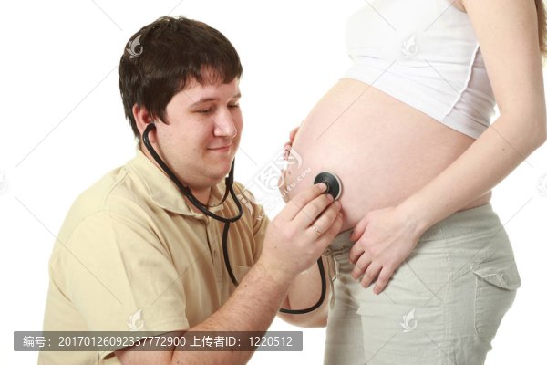 快樂的父親聽肚子用聽診器