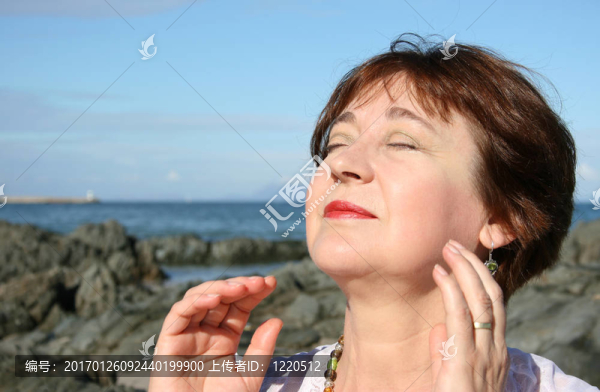海灘上的女士