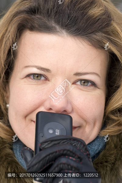 女人用手機宏