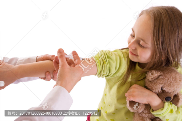 女孩打針