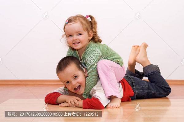 快樂的兄弟姐妹玩