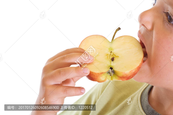 咬蘋果片的男孩