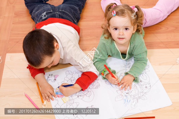 兩個(gè)孩子在地板上著色